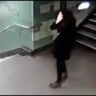 Agresión a una mujer empujada escaleras abajo en el metro de Berlín.-YOUTUBE