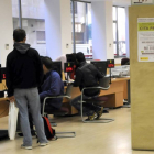 Un grupo de personas, ayer, en la Oficina del Servicio Público de Empleo de Castilla y León.-VALENTÍN GUISANDE