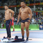 El entrenador del luchador Mandakhnaran Ganzorig se desnuda en protesta por la descalificación de su pupilo.-REUTERS / TORU HANAI