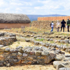 Visitantes en el yacimiento de Numancia junto a una de las viviendas recreadas.-ÁLVARO MARTÍNEZ