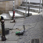 Un operario municipal trabaja en tareas de asfaltado en las calles de la capital. / VALENTÍN GUISANDE-
