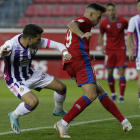 Gabarre remata a portería durante el partido disputado ayer entre el Numancia y el Real Valladolid B. Luis Ángel Tejedor.