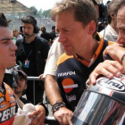 Foto histórica (2007): Dani Pedrosa, junto al técnico Mike Leitner, con quien se reencontrará ahora en KLM, y su descubridor Alberto Puig.-EMILIO PÉREZ DE ROZAS