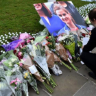 IImágenes del tributo floral a Jo Cox en Birstall, cerca de Leeds (norte de Inglaterra).-AFP / BEN STANSALL