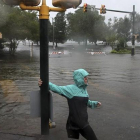 Una mujer camina por una calles inundadas por los efectos del huracán Florence, en la localidad de New Bern, en North Carolina.-AP