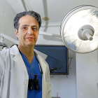 El estomatólogo Javier Sola en las instalaciones de su clínica en Valladolid.-J. M. LOSTAU