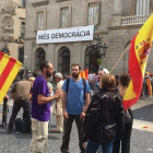 Manifestación con banderas españolas y catalanas, en la plaza de Sant Jaume.-SERGIO LAINZ