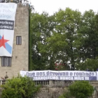Pancartas desplegadas por militantes del BNG y Galiza Nova en el Pazo de Meirás para reclamar su devolución-CEDIDA POR BNG