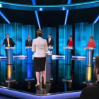 De izquierda a derecha, Natalie Bennett (Verdes), Nick Clegg (Liberal Demócratas), Nigel Farage (UKIP), Ed Miliband (Partido Laborista), Leanne Wood (Plaid Cymru), Nicola Sturgeon (SNP) y David Cameron (Partido Conservador ), durante el único debate telev-Foto:   AFP / KEN MCKAY