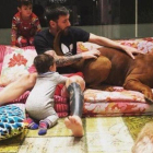 Messi, rodeado de sus hijos y sus perros en casa.-INSTAGRAM