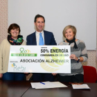 Gómez y Garrido sostienen el cheque simbólico de la donación.-ÁLVARO MARTÍNEZ