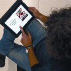 Un lector consulta el libro electrónico 101 recetas fáciles... en un iPad.-ELISENDA PONS