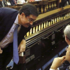 Óscar López, portavoz del PSOE en el Senado conversa con el presidente de la Cámara Alta, Pío García-Escudero.-EFE / FERNANDO ALVARADO