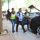 Agustín Lasaosa entrando en el vehículo policial.-ÁNGEL DE CASTRO
