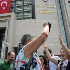Activistas celebran la absolución del representante de Reporteros Sin Fronteras en Turquía.-OZAN KOSE (AFP)
