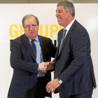 Juan Vicente Herrera saluda a José Vicente de los Mozos tras anunciar los nuevos planes el presidente de Renault.-J. M. LOSTAU