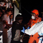Efectivos de la Guardia Costera proceden a la evacuación de 8 personas necesitadas de asistencia urgente que permanecían en el barco de la ONG española Open Arms, que sigue bloqueado desde hace 18 días frente a la isla italiana de Lampedusa.-EFE/FRANCISCO GENTICO (EFE)