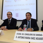 De izquierda a derecha, Enrique Delgado, Eduardo García, Antonio María Sáez y Manuel López en la reunión con personal sanitario en el hospital de Santa Bárbara. /  ÁLVARO MARTÍNEZ-
