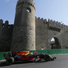 Max Verstappen conduce el Red Bull durante la primera sesión de entrenamientos del GP Azerbaiyán.-ZURAB KURTSIKIDZE