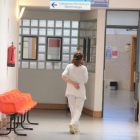 Trabajadora en una institución sanitaria, área donde se han convocado más de 1.300 plazas en Castilla y León.-HDS