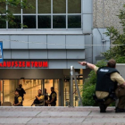 Policías desplegados en los alrededores del centro comercial atacado en Múnich.-