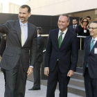 El Rey Felipe VI, acompañado por el presidente de la Generalitat Valenciana, Alberto Frabra, a su llegada al audotorio de la Diputación de Alicante.-Foto: EFE