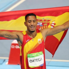 Orlando Ortega, paseando la bandera española.-EFE / ANTONIO LACERDA