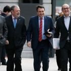 El portavoz del PNV, Aitor Esteban, acompañado de otros diputados al llegar la pleno del Congreso.-JUANJO MARTIN / EFE