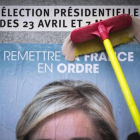Un empleado del Frente Nacional pega un cartel electoral de Marine Le Pen al inicio de la campaña.-AFP / LIONEL BONAVENTURE