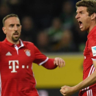 Müller, que ha perdido presencia últimamente en el equipo, celebra con rabia el gol del Bayern en presencia de Ribéry.-AFP