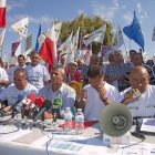 Los coordinadores de la Alianza acompañados de los dirigentes nacionales de UPA y COAG en una protesta en Salamanca, por la crisis del sector lácteo.-ICAL