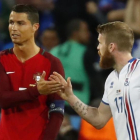 Cristiano Ronaldo saluda de mala gana a Gunnarsson tras el Portugal-Islandia disputado en Saint Etienne.-REUTERTS / KAI PFAFFENBACH