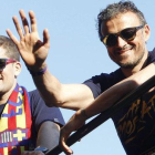 Robert Moreno y Luis Enrique en una imagen del 2016 después de conquistar la Liga el Barça.-EFE / MARTA PÉREZ