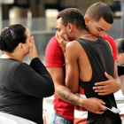 Amigos y familiares de los fallecidos en un atentado contra la comunidad LGTB en Orlando.-REUTERS / STEVE NESIUS