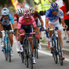 Nairo Quintana y sus acompañantes en plena ofensiva durante la penúltima etapa del Giro.-LUCA BETTINI / AFP