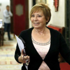 La vicepresidenta primera del Congreso, Celia Villalobos, este martes en los pasillos de la Cámara baja.-EL PERIÓDICO (EFE / CHEMA MOYA)