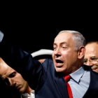 El primer ministro israelí,  Binyamin Netanyahu, con su esposa Sara durante un acto electoral en Tel Aviv.-REUTERS / AMIR COHEN