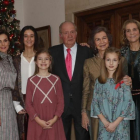 El rey Juan Carlos, con su familia excepto la infanta Cristina, en una sala de la Zarzuela.-/ PERIODICO (EFE)