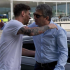 Jorge Horacio Messi despide en el aeropuerto de El Prat a su hijo Leo el pasado martes, cuando se marchó a Argentina para concentrarse con su selección-JOAN MONFORT