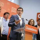 Albert Rivera, rodeado de otros dirigentes del partido, el miércoles, cuando anunció que Ciudadanos se abstendrá en la segunda vuelta de la investidura de Mariano Rajoy.-EFE / PEDRO RUIZ