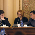 Pardo habla con López durante el Pleno en presencia de Pérez. / ÁLVARO MARTÍNEZ-