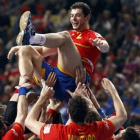 Entrerríos es manteado por sus compañeros de selección tras conquistar el oro en el Mundial de España 2013-MARKO DJURICA / REUTERS