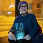 Juana Largo posa con un ejemplar de su última novela. HDS