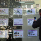 Hombre busca un piso de alquiler en una inmobiliaria de Barcelona.-ELISENDA PONS
