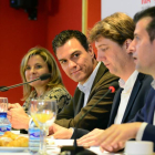 Esther Pérez, Pedro Sánchez, Carlos Martínez y Luis Tudanca, ayer, durante el desayuno informativo en Soria.-ÁLVARO MARTÍNEZ