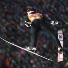 Kobayashi sobrevuela a los espectadores en el trampolín de Oberstdorf-