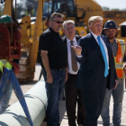 El presidente de los Estados Unidos, Donald Trump, en una visita a oleoductos.-AP