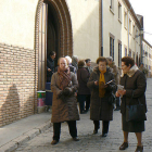 Un grupo de agredeñas a la salida de la parroquia de la Sor María./ EVA SÁNCHEZ-