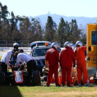 Fernando Alonso, recibe asistencia médica tras el accidente.-GETTY