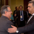 El ministro español de Interior, Juan Ignacio Zoido, saluda a su homólogo marroquí, Abdelouafi Laftit (d), durante su participación en la V Conferencia Euroafricana que se celebra en Marrakech.-EFE